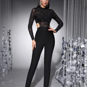 Modelo Muna.-Mono bandage con tachuelas negro