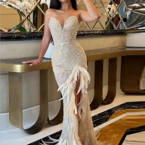 Modelo Tilda.-Vestido de Lujo con Pedrería y Plumas