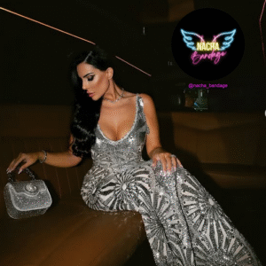 Modelo Alana   Vestido plateado de lentejuelas con escote profundo – Elegancia y glamour para fiestas de noche