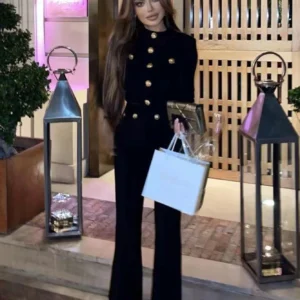 Modelo Kelsie.-Conjunto bandage negro de dos piezas con botones dorados estilo militar