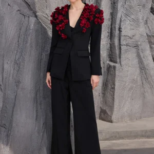 Modelo Alisha.-Traje negro con flores 3D
