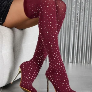 Modelo Manaos.Botas altas con pedrería y tacón fino.