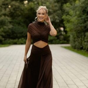 Modelo Maday.Vestido Largo Marrón Drapeado con Cut Out Frontal