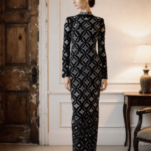 Modelo Abba.Vestido Bandage Largo con Pedrería Geométrica y Manga Larga – Elegancia de Noche en Negro o Rosa