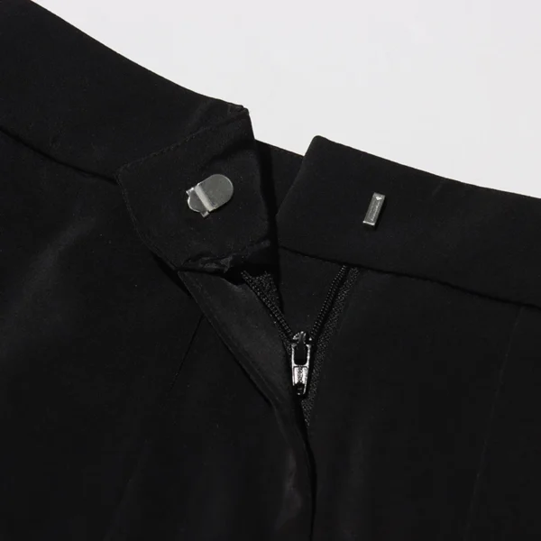 Modelo Samia.-Traje pantalón negro de mujer con bordado pedrería - Imagen 5
