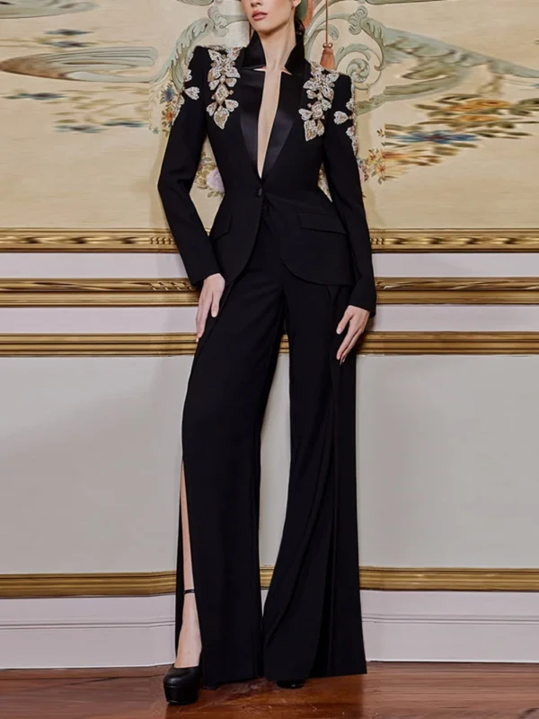 Modelo Samia.-Traje pantalón negro de mujer con bordado pedrería