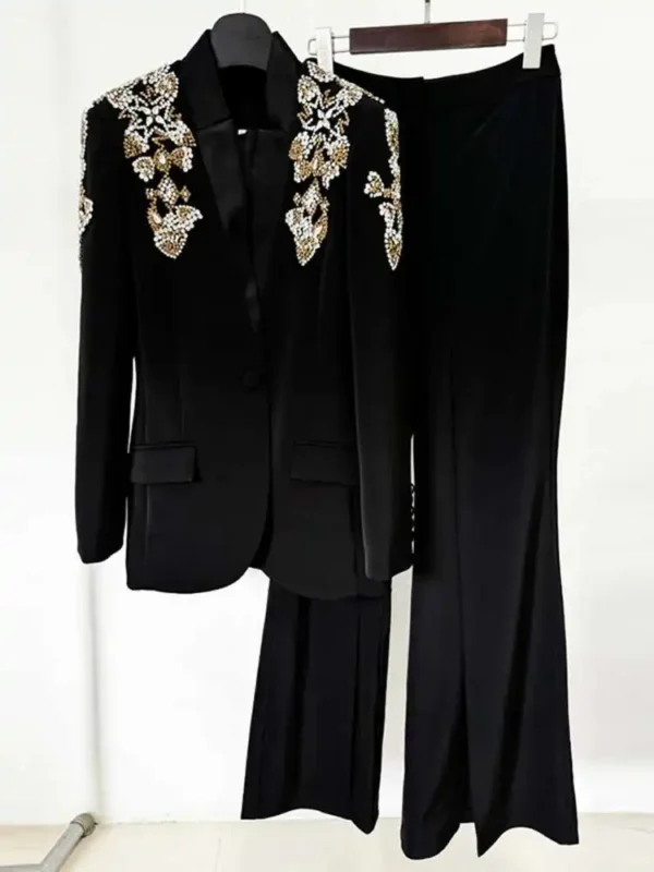 Modelo Samia.-Traje pantalón negro de mujer con bordado pedrería - Imagen 2