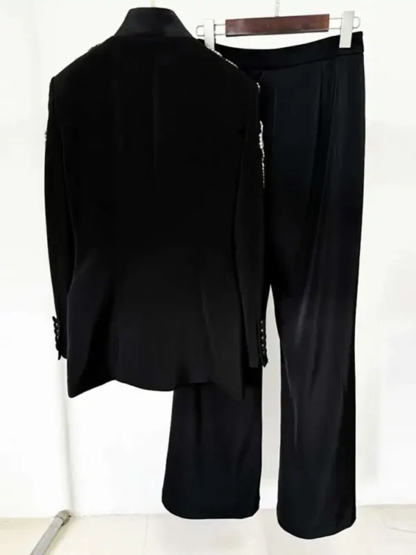 Modelo Samia.-Traje pantalón negro de mujer con bordado pedrería - Imagen 3