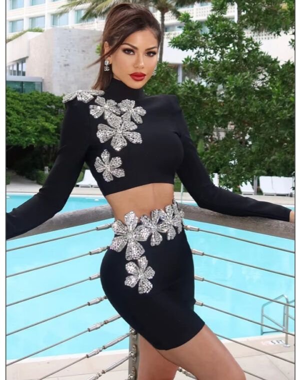 Modelo Beca.-Conjunto bandage flores de pedreria
