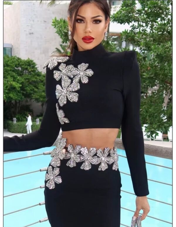 Modelo Beca.-Conjunto bandage flores de pedreria - Imagen 6
