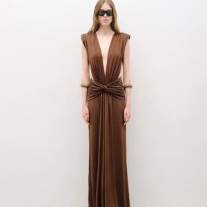 Modelo Zanak.- Vestido Largo Marrón Fluido con Espalda Descubierta