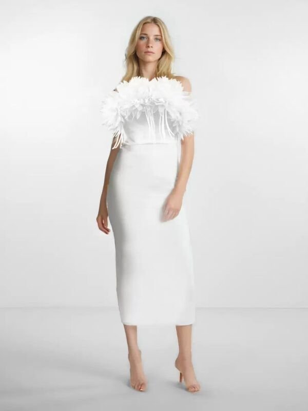Modelo Checa.-vestido bandage plumas