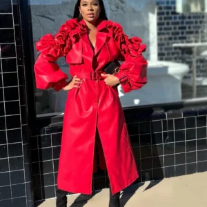 Modelo Baltimore. Gabardina de Polipiel con Volantes Esculturales – Rojo & Negro