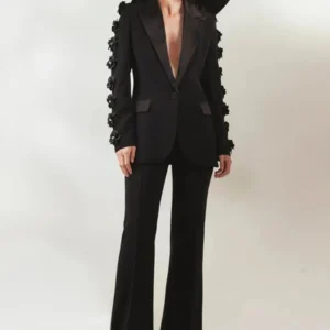 Modelo Checa.-Traje de Mujer Elegante en Negro con Blazer de Flores en 3D y Pantalón de Campana
