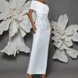 Modelo Yilda.-Vestido Bandage Largo con Pedrería y Escote Bardot – Blanco, Chocolate y Verde