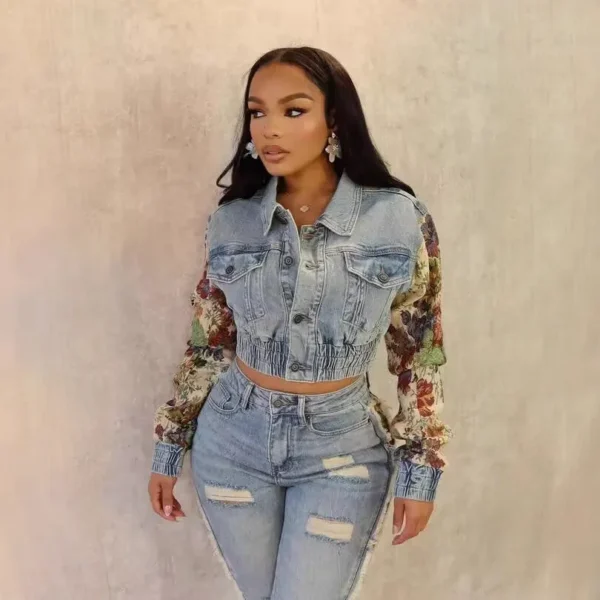 Modelo Akron. Conjunto vaquero con tapestry Floral