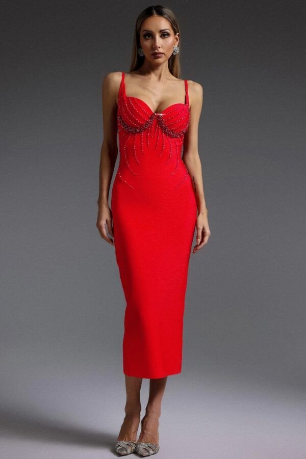 Modelo Doyerl. Vestido decorado con piedras