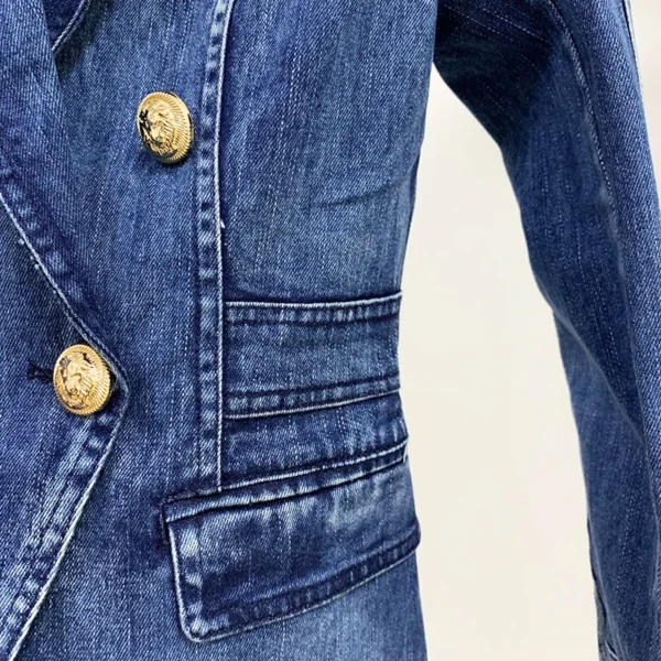 Modelo Eymen.-Blazer denim con botones - Imagen 5