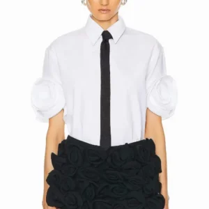 Modelo Alev.-Conjunto Elegante Camisa Blanca con Mangas Flor y Falda Negra de Rosas 3D