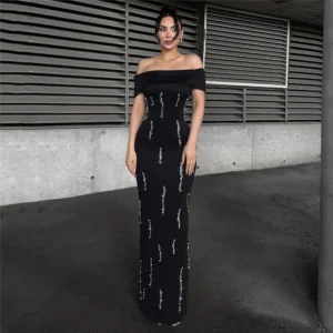 Modelo Archi.-Vestido largo bandage negro con pedrería vertical – Elegancia y silueta esculpida