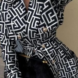 Modelo Inspiration.Gabardina estampada geométrica blanco y negro con botones dorados